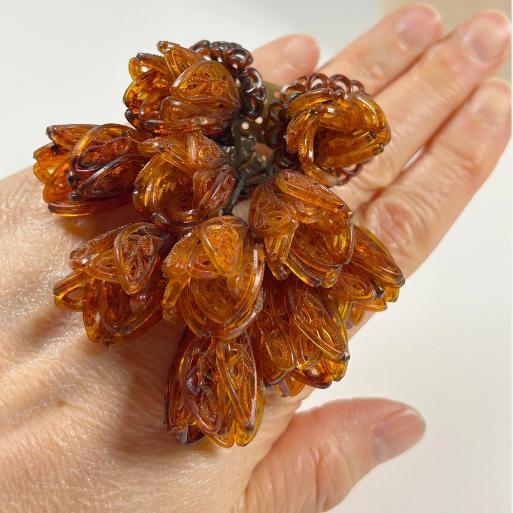 Rare Vintage 1930s/40s Oversized Amber Lucite Flower Dangle Brooch Unique - Picture 1 of 11
